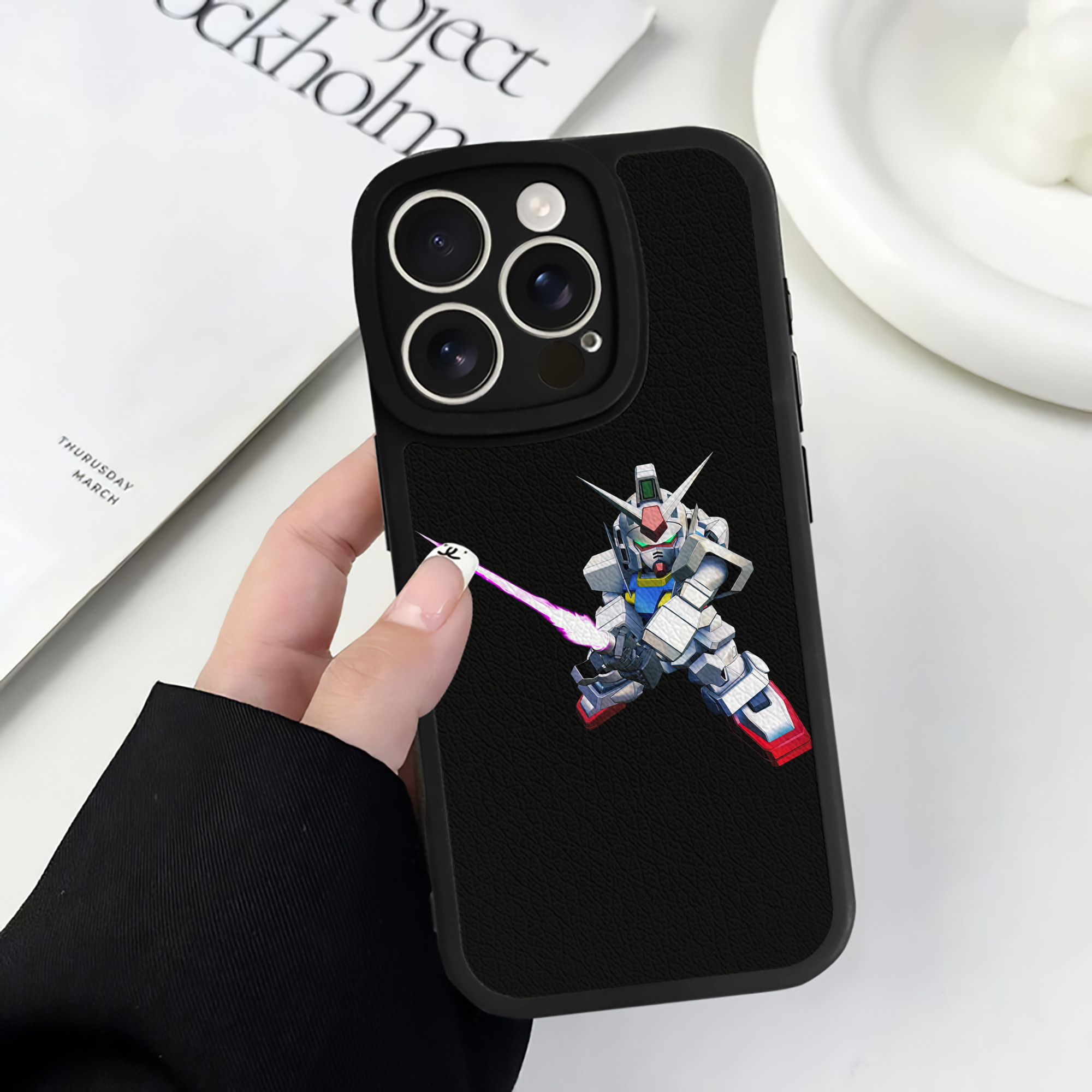 （画像用） 機動戦士ガンダム Mobile Suit Gundam 【iPhone 16シリーズ対応】シリコンスマホケース（レザー調） 材質：シリコン